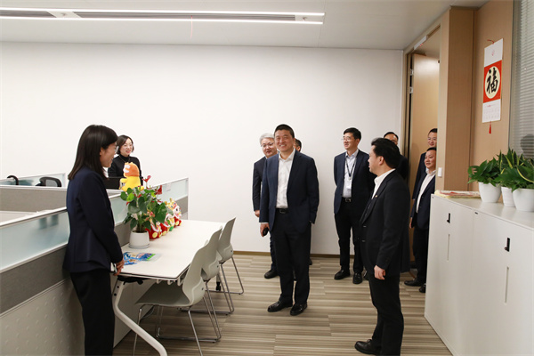 新春开工首日，公司领导班子慰问驻楼各单位员工