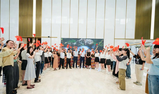 凯时k8开展“引领新风尚·欢跃新时代”文艺快闪活动迎国庆