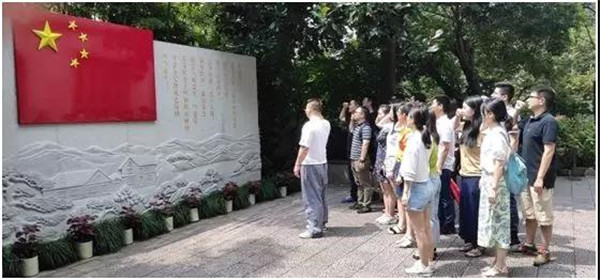 公司经营管理部党支部与益光国际党支部联合支部共同开展“不忘初心、牢记使命”主题教育活动